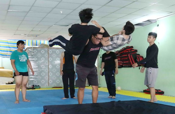 Giấc mơ đô vật Mỹ trong căn phòng nhỏ - Ảnh 1. Giấc mơ đô vật Mỹ trong căn phòng nhỏ - Ảnh 1.