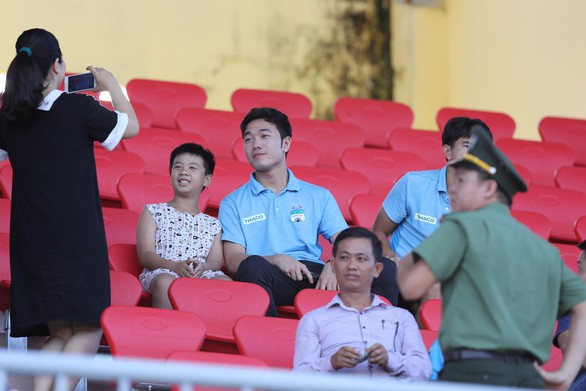 Tứ kết Cúp quốc gia 2019: Hậu vệ Văn Sơn sút 11m bật cột dọc, Hoàng Anh Gia Lai bị loại - Ảnh 2. Tứ kết Cúp quốc gia 2019: Hậu vệ Văn Sơn sút 11m bật cột dọc, Hoàng Anh Gia Lai bị loại - Ảnh 2.