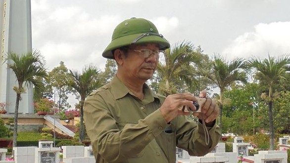 Trở về đất mẹ - Kỳ cuối: Thầy giáo già và những tấm ảnh chụp bia mộ liệt sĩ - Ảnh 1. Trở về đất mẹ - Kỳ cuối: Thầy giáo già và những tấm ảnh chụp bia mộ liệt sĩ - Ảnh 1.