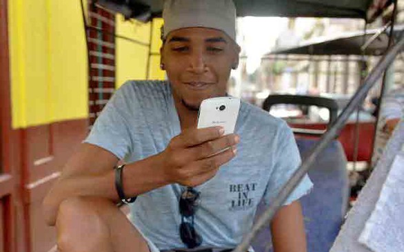Cuba cho xài WiFi tại nhà riêng - Ảnh 1. Cuba cho xài WiFi tại nhà riêng - Ảnh 1.