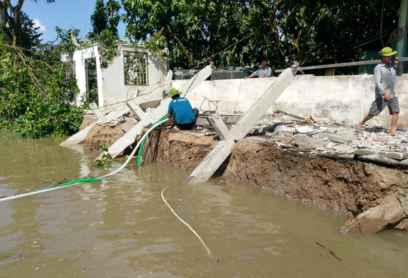 Khẩn cấp xử lý sạt lở nghiêm trọng ở huyện đầu nguồn sông Hậu - Ảnh 1. Khẩn cấp xử lý sạt lở nghiêm trọng ở huyện đầu nguồn sông Hậu - Ảnh 1.