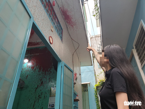 Sống trong lo sợ vì liên tục bị tạt sơn, chất bẩn vào nhà - Ảnh 2. Sống trong lo sợ vì liên tục bị tạt sơn, chất bẩn vào nhà - Ảnh 2.