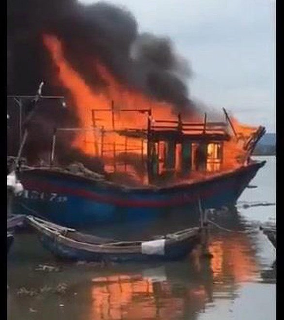 Tàu cá cháy ngùn ngụt khi đang sửa chữa - Ảnh 2. Tàu cá cháy ngùn ngụt khi đang sửa chữa - Ảnh 2.
