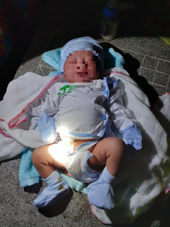 Bé trai còn dây rốn bị bỏ rơi trong lùm cỏ ban đêm - Ảnh 1. Bé trai còn dây rốn bị bỏ rơi trong lùm cỏ ban đêm - Ảnh 1.