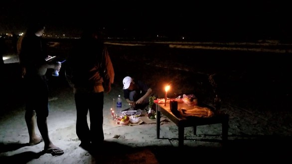 Người dân đang chờ phép mầu tìm kiếm 2 học sinh tắm biển mất tích - Ảnh 2. Người dân đang chờ phép mầu tìm kiếm 2 học sinh tắm biển mất tích - Ảnh 2.