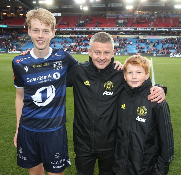 Con trai Solskjaer ra sân đối đầu đội bóng của cha - Ảnh 2. Con trai Solskjaer ra sân đối đầu đội bóng của cha - Ảnh 2.