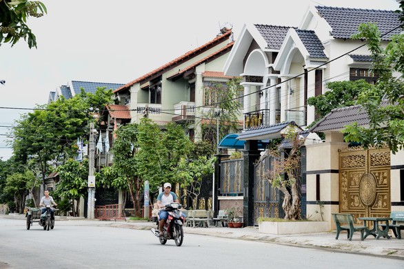 Xây dựng sai thiết kế còn đem bản vẽ nhà dỏm ở Bình Chánh đi khiếu nại - Ảnh 2. Xây dựng sai thiết kế còn đem bản vẽ nhà dỏm ở Bình Chánh đi khiếu nại - Ảnh 2.