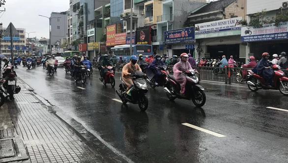 Bão ở miền Bắc, sao TP.HCM mưa như có bão? - Ảnh 2. Bão ở miền Bắc, sao TP.HCM mưa như có bão? - Ảnh 2.