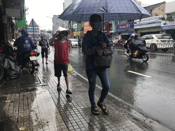 Bão ở miền Bắc, sao TP.HCM mưa như có bão? - Ảnh 1. Bão ở miền Bắc, sao TP.HCM mưa như có bão? - Ảnh 1.
