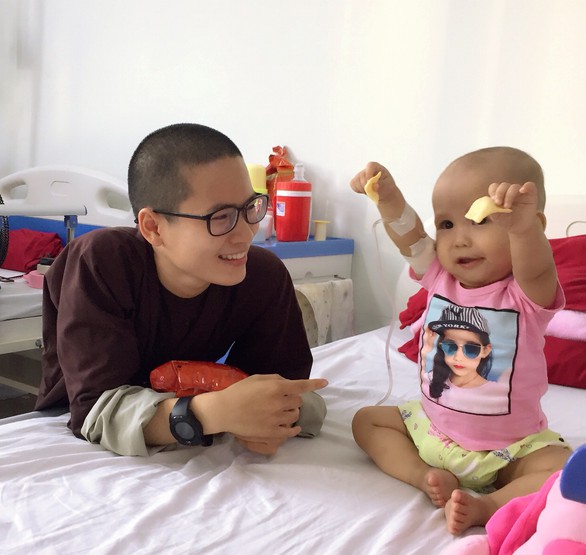 Làm thiện nguyện, tranh thủ chụp ảnh thi Khoảnh khắc đáng yêu - Ảnh 3. Làm thiện nguyện, tranh thủ chụp ảnh thi Khoảnh khắc đáng yêu - Ảnh 3.