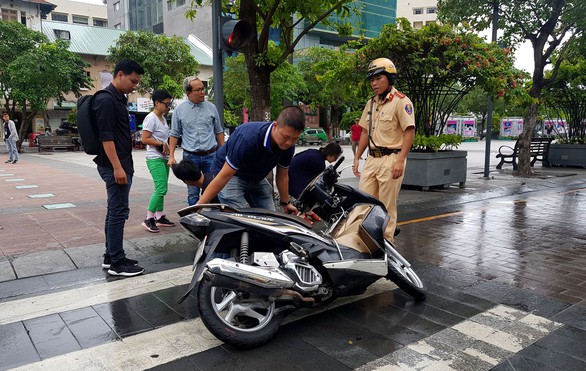 Xe bồn tưới nước đi qua, xe máy ngã nhào trên phố đi bộ Nguyễn Huệ - Ảnh 4. Xe bồn tưới nước đi qua, xe máy ngã nhào trên phố đi bộ Nguyễn Huệ - Ảnh 4.
