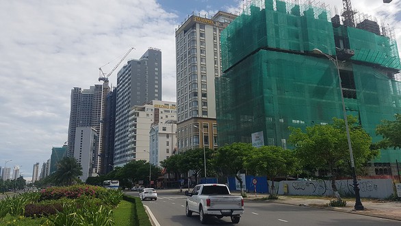 Bùng nổ nhà cao tầng thành tường chắn gió sát biển - Ảnh 1. Bùng nổ nhà cao tầng thành tường chắn gió sát biển - Ảnh 1.