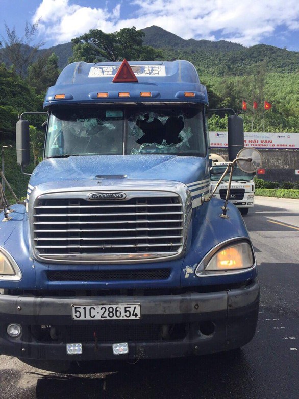 Thanh niên nghi ngáo đá khống chế tài xế container trong hầm Hải Vân - Ảnh 2. Thanh niên nghi ngáo đá khống chế tài xế container trong hầm Hải Vân - Ảnh 2.