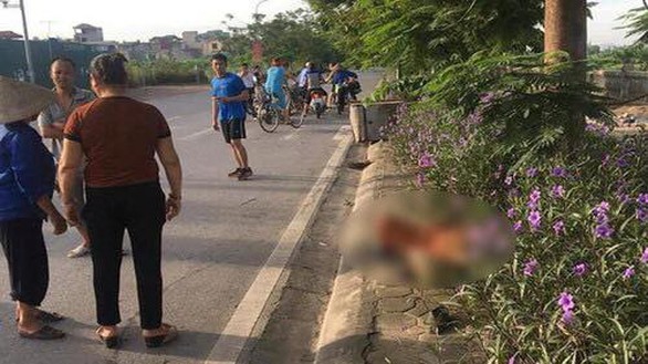 Tài xế taxi tông nữ công nhân vệ sinh rồi chạy mất, bỏ mặc nạn nhân chết bên đường? - Ảnh 1. Tài xế taxi tông nữ công nhân vệ sinh rồi chạy mất, bỏ mặc nạn nhân chết bên đường? - Ảnh 1.