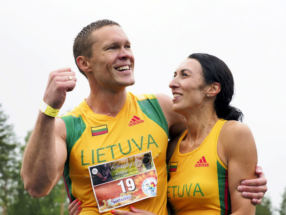 Cặp đôi Litva chiến thắng giải vô địch cõng vợ thế giới - Ảnh 1.