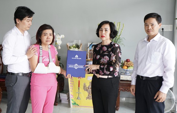 Trao bằng tốt nghiệp cho sinh viên đã mất - Ảnh 1. Trao bằng tốt nghiệp cho sinh viên đã mất - Ảnh 1.