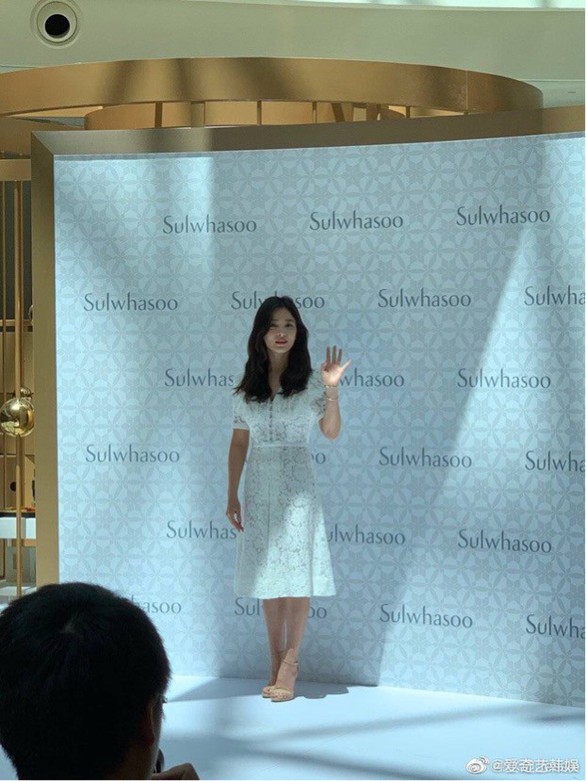 Fan Trung Quốc kéo đến sự kiện Song Hye Kyo xuất hiện sau tin ly hôn - Ảnh 2. Fan Trung Quốc kéo đến sự kiện Song Hye Kyo xuất hiện sau tin ly hôn - Ảnh 2.