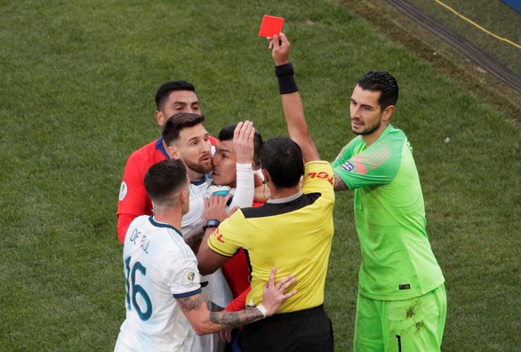 Messi nhận thẻ đỏ, Argentina vẫn hạ Chile ở trận tranh hạng 3 Copa America 2019 - Ảnh 4. Messi nhận thẻ đỏ, Argentina vẫn hạ Chile ở trận tranh hạng 3 Copa America 2019 - Ảnh 4.