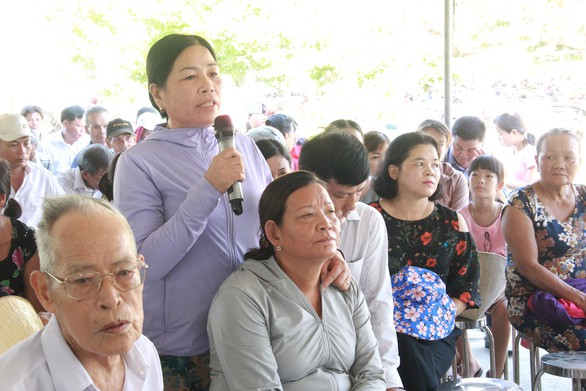 Bãi rác bị chặn, xe rác dọn bãi trên đường đổ rác tạm - Ảnh 3. Bãi rác bị chặn, xe rác dọn bãi trên đường đổ rác tạm - Ảnh 3.