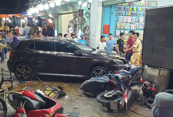 Nữ tài xế lái xe hơi húc 6 xe máy ở quận 5, cấp cứu ít nhất 6 người - Ảnh 1. Nữ tài xế lái xe hơi húc 6 xe máy ở quận 5, cấp cứu ít nhất 6 người - Ảnh 1.