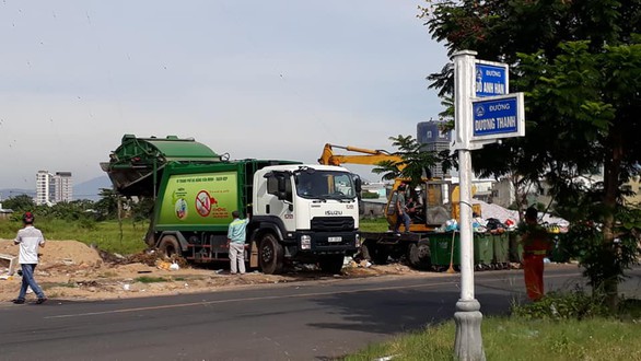Bãi rác bị chặn, xe rác dọn bãi trên đường đổ rác tạm - Ảnh 1. Bãi rác bị chặn, xe rác dọn bãi trên đường đổ rác tạm - Ảnh 1.