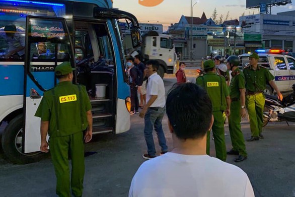 Truy tìm hai kẻ nghi ngáo đá chặn xe khách cướp tiền tài xế - Ảnh 1. Truy tìm hai kẻ nghi ngáo đá chặn xe khách cướp tiền tài xế - Ảnh 1.