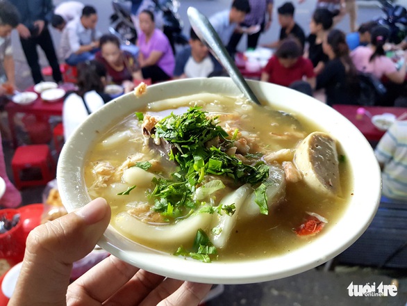 Chiều Sài Gòn nhớ Huế, chạy đi húp tô bánh canh ‘Mạ tôi’ - Ảnh 1. Chiều Sài Gòn nhớ Huế, chạy đi húp tô bánh canh ‘Mạ tôi’ - Ảnh 1.
