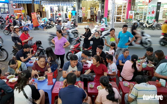 Chiều Sài Gòn nhớ Huế, chạy đi húp tô bánh canh ‘Mạ tôi’ - Ảnh 5. Chiều Sài Gòn nhớ Huế, chạy đi húp tô bánh canh ‘Mạ tôi’ - Ảnh 5.