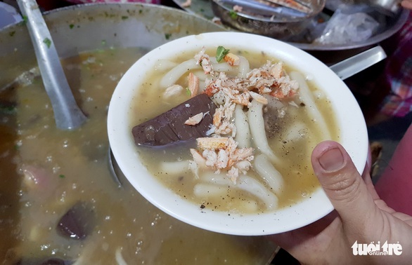 Chiều Sài Gòn nhớ Huế, chạy đi húp tô bánh canh ‘Mạ tôi’ - Ảnh 3. Chiều Sài Gòn nhớ Huế, chạy đi húp tô bánh canh ‘Mạ tôi’ - Ảnh 3.