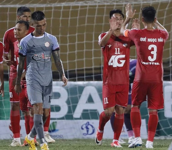 Sân Hàng Đẫy: Đội đầu bảng TP.HCM ngã ngựa - Ảnh 1. Sân Hàng Đẫy: Đội đầu bảng TP.HCM ngã ngựa - Ảnh 1.