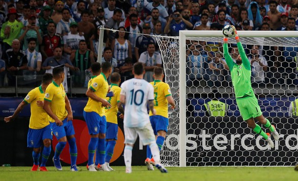 Alves tuổi 36 nhận danh hiệu Cầu thủ hay nhất Copa America 2019 - Ảnh 2. Alves tuổi 36 nhận danh hiệu Cầu thủ hay nhất Copa America 2019 - Ảnh 2.