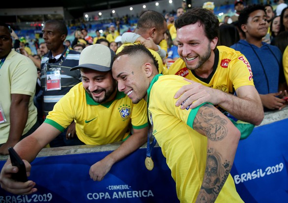 Alves tuổi 36 nhận danh hiệu Cầu thủ hay nhất Copa America 2019 - Ảnh 3. Alves tuổi 36 nhận danh hiệu Cầu thủ hay nhất Copa America 2019 - Ảnh 3.