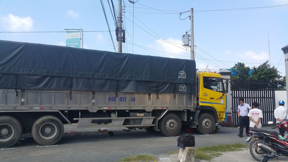 Xe tải rẽ vào nhà máy gạo cán chết người đàn ông đi xe máy - Ảnh 1. Xe tải rẽ vào nhà máy gạo cán chết người đàn ông đi xe máy - Ảnh 1.