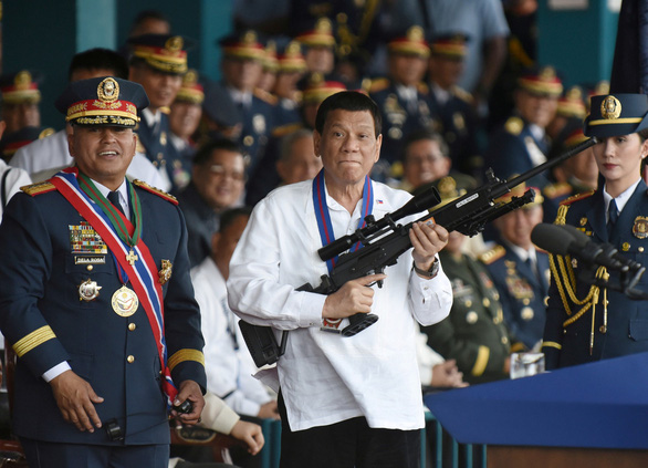 Tổng thống Philippines thách Mỹ đưa hết Hạm đội 7 đến Biển Đông - Ảnh 1. Tổng thống Philippines thách Mỹ đưa hết Hạm đội 7 đến Biển Đông - Ảnh 1.