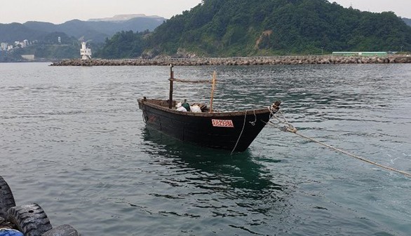 Để lọt thuyền Triều Tiên vào lãnh hải, lính Hàn Quốc nhảy sông tự vẫn? - Ảnh 1. Để lọt thuyền Triều Tiên vào lãnh hải, lính Hàn Quốc nhảy sông tự vẫn? - Ảnh 1.