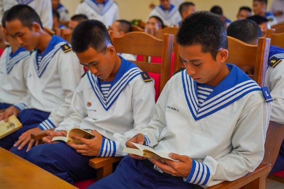 Hành trình Từ Trái Tim: Vượt ngàn hải lý trao tặng sách quý - Ảnh 4. Hành trình Từ Trái Tim: Vượt ngàn hải lý trao tặng sách quý - Ảnh 4.
