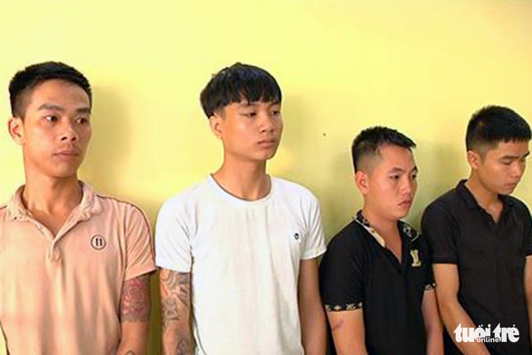 Bắt nhóm đối tượng ném ‘bom bẩn’ vào nhà dân - Ảnh 1. Bắt nhóm đối tượng ném ‘bom bẩn’ vào nhà dân - Ảnh 1.