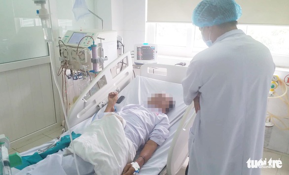 6 bệnh nhân bị sốc, tạm dừng hệ thống chạy thận ở Nghệ An - Ảnh 1. 6 bệnh nhân bị sốc, tạm dừng hệ thống chạy thận ở Nghệ An - Ảnh 1.