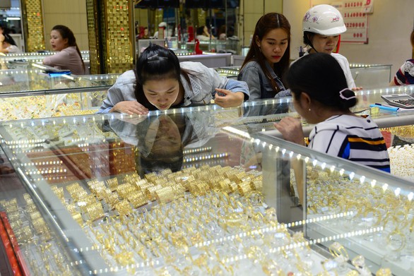 Giá vàng thế giới lập kỷ lục mới, vàng trong nước tăng nhanh giảm nhanh - Ảnh 1. Giá vàng thế giới lập kỷ lục mới, vàng trong nước tăng nhanh giảm nhanh - Ảnh 1.
