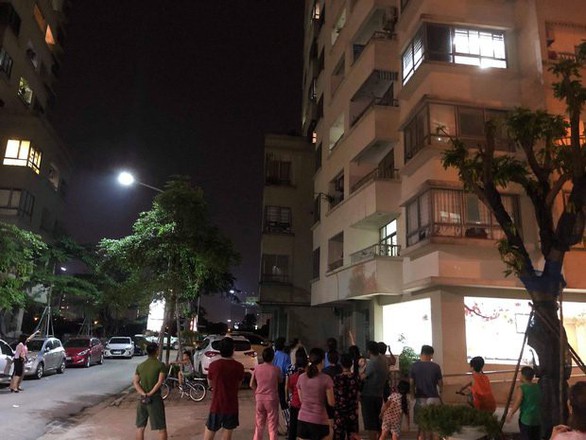 Bà nội trèo bancông sang phòng cháu, trượt chân rơi từ tầng 16 tử vong - Ảnh 1. Bà nội trèo bancông sang phòng cháu, trượt chân rơi từ tầng 16 tử vong - Ảnh 1.