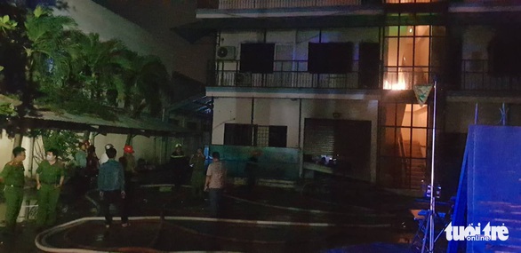 Công ty may mặc ở Hóc Môn cháy lớn trong đêm - Ảnh 2. Công ty may mặc ở Hóc Môn cháy lớn trong đêm - Ảnh 2.