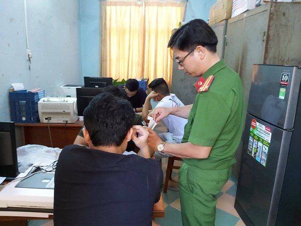 Cảnh sát đột kích quán karaoke Mercury phát hiện 58 người dương tính ma túy - Ảnh 2. Cảnh sát đột kích quán karaoke Mercury phát hiện 58 người dương tính ma túy - Ảnh 2.