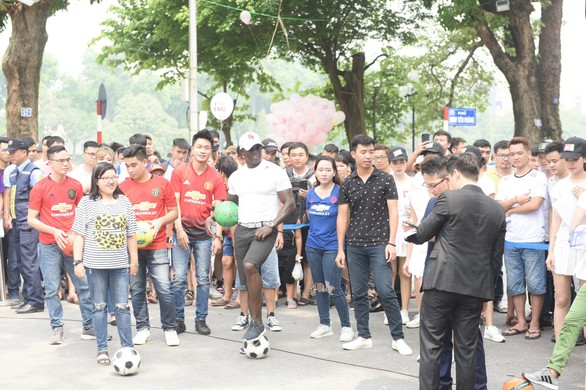 Cựu danh thủ Dwight Yorke mê phở Hà Nội - Ảnh 1. Cựu danh thủ Dwight Yorke mê phở Hà Nội - Ảnh 1.
