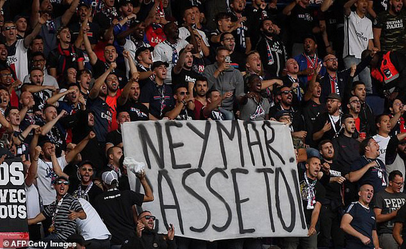 Neymar bị cổ động viên PSG gọi là ‘con hoang’ - Ảnh 1. Neymar bị cổ động viên PSG gọi là ‘con hoang’ - Ảnh 1.