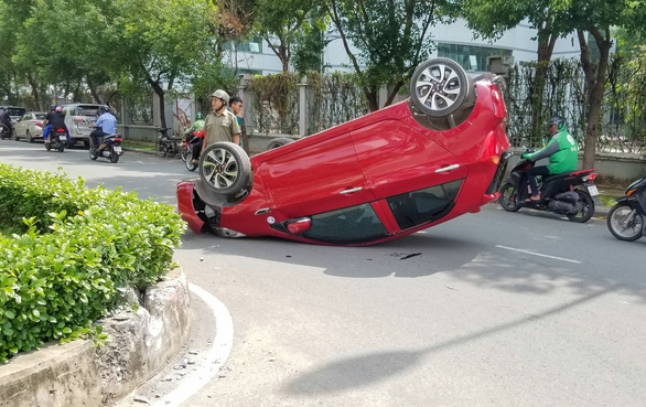 Xe hơi lật ngửa giữa đường, nữ hành khách nhập viện cấp cứu - Ảnh 2. Xe hơi lật ngửa giữa đường, nữ hành khách nhập viện cấp cứu - Ảnh 2.