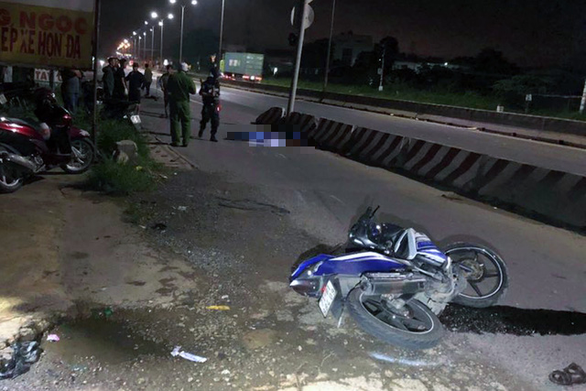 Hai thượng úy cảnh sát cơ động tử vong do tông dải phân cách - Ảnh 1. Hai thượng úy cảnh sát cơ động tử vong do tông dải phân cách - Ảnh 1.