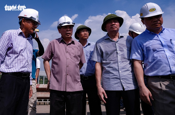 Bộ trưởng Nguyễn Văn Thể: ‘Sẽ sửa chữa toàn diện mặt cầu Thăng Long’ - Ảnh 2. Bộ trưởng Nguyễn Văn Thể: ‘Sẽ sửa chữa toàn diện mặt cầu Thăng Long’ - Ảnh 2.