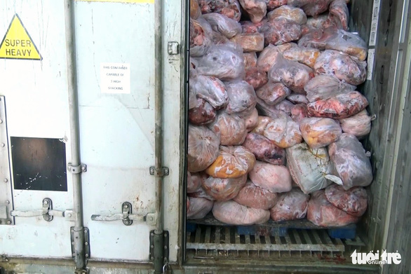 Niêm phong hơn 40 tấn thịt gà, heo không rõ nguồn gốc trong cơ sở giò chả - Ảnh 2.