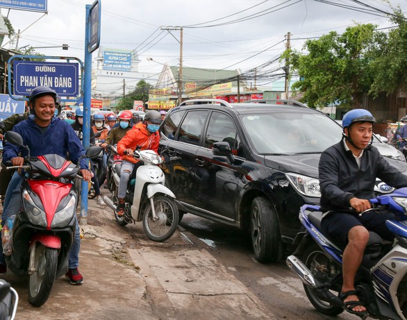 Ngán ngẩm cảnh ôtô chen hàng bến phà Cát Lái - Ảnh 2. Ngán ngẩm cảnh ôtô chen hàng bến phà Cát Lái - Ảnh 2.