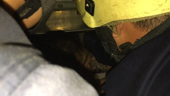 Vợ chồng con trai đi làm, hai bà cháu kẹt trong thang máy nhà riêng - Ảnh 1.
